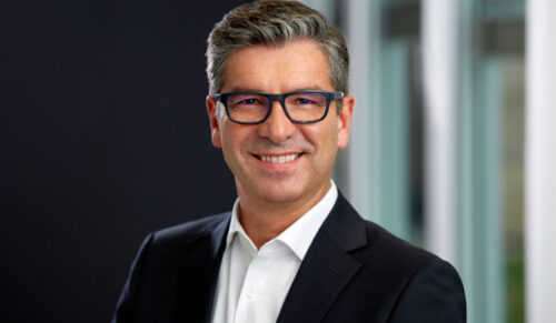 Frank Schuffelen: Primus inter pares. Frank Schuffelen ist seit März Vorstandssprecher der ANWR. Just zu Beginn der wohl schwierigsten Lage des Schuhhandels seit dem Zweiten Weltkrieg übernahm der Finanzexperte die neu geschaffene Position an der Spitze der einflussreichsten deutschen Schuh-Verbundgruppe. Eine gute Wahl, schließlich kennt der Krefelder die ANWR seit vielen Jahren in- und auswendig. Im Zuge der Corona-Krise rückte zudem das Thema Finanzen ganz nach oben auf der Agenda des Handels. Viele Händler bauen auf die Kraft ihrer Einkaufsgenossenschaft – und auf die Kompetenz von Frank Schuffelen. 