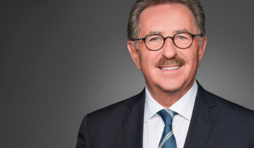 Josef Sanktjohanser:
So viele Appelle, Mahnungen und Hilferufe wie in diesem Jahr hat Josef Sanktjohanser noch nie veröffentlicht. Der Präsident des Handelsverbands Deutschland (HDE) versuchte, die Interessen des Einzelhandels als dessen oberster Lobbyist in Berlin zu vertreten. Das gelang mal mehr, mal weniger erfolgreich. Die Arbeit des HDE wurde oftmals kritisch bewertet. Es mangle an Einfluss und Durchsetzungskraft.
Es dürfte in den kommenden Wochen und Monaten nicht an Gelegenheiten für den Ex-REWE-Manager Sanktjohanser fehlen, das Gegenteil unter 
Beweis zu stellen.
