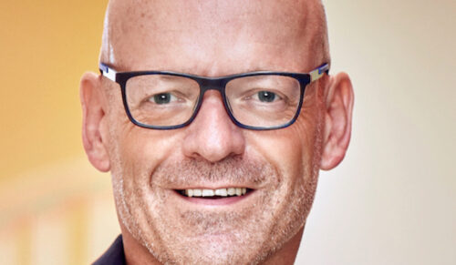 Günter Althaus: Im Herbst 2019 trat Günter Althaus von seinem Posten als Vorstandsvorsitzender der ANWR zurück. Wenige Monate später war der gelernte Banker erneut ein gefragter Gesprächspartner in der Schuhbranche. Als Leiter einer Task Force des Mittelstandverbunds (ZGV) engagierte sich Althaus für die Sicherung von Liquidität für den mittelständischen Handel. Im Dezember schließlich stieg er gemeinsam mit seinem Geschäftspartner Wolfgang Pachali über seine EMC hoch 2 GmbH als strategischer Investor bei der Lederwarenverbundgruppe Assima ein. Der Verbundgruppenszene bleibt Günter Althaus damit weiterhin treu. 