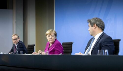 Kanzlerin Merkel erläutert gemeinsam mit Ministerpräsident Söder und dem Regierenden Bürgermeister Müller den Bund-Länder-Beschluss.(Foto: Bundesregierung/Bergmann)