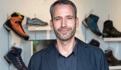 ALEXANDER NICOLAI: Im Höhenflug. Die Nachfrage nach Outdoor-Schuhen lag 2021 auf einem weiterhin hohen Niveau. Ein Ende des Booms ist nicht absehbar. Gute Vorzeichen für Lowa unter Geschäftsführer Alexander Nicolai, der den Schuhhersteller gekonnt 
auf Kurs hält, unter anderem durch eine verstärkte digitale Präsenz. (Foto: Lowa) 