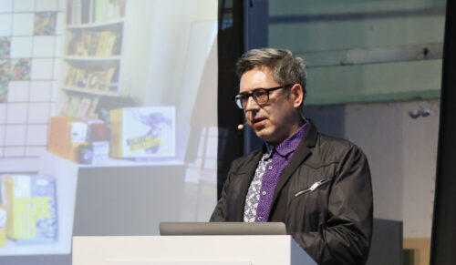 Martin Wuttke präsentiert die Trend Preview für Herbst/Winter 2023/24. (Foto: Modeurop)