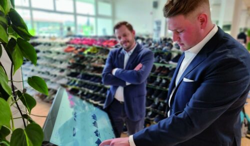 Start für Loqa: Louis Bödeker (Schuhhaus Bödeker) testet die Auswahl via Terminal. (Foto: Loqa)