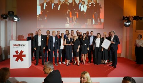 Die „saugeile Mannschaft“ von Ricosta, wie sie Ralph Rieker bei der Verliehung des schuhkurier AWARD 2022 – Hersteller des Jahres auf die Bühne holte. (Foto: Euijae Kim)