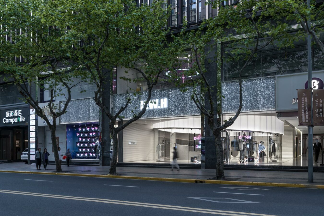 Der Flagship-Store hat einen unverkennbaren Look, dieser lässt sich dank der neutralen Farben aber auch gut mit Pop-Up-Aktionen und Events verbinden. (Foto: CreatAR Images/Kokaistudios)