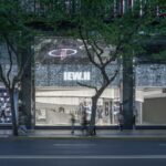 Der Flagship-Store hat einen unverkennbaren Look, dieser lässt sich dank der neutralen Farben aber auch gut mit Pop-Up-Aktionen und Events verbinden. (Foto: CreatAR Images/Kokaistudios)