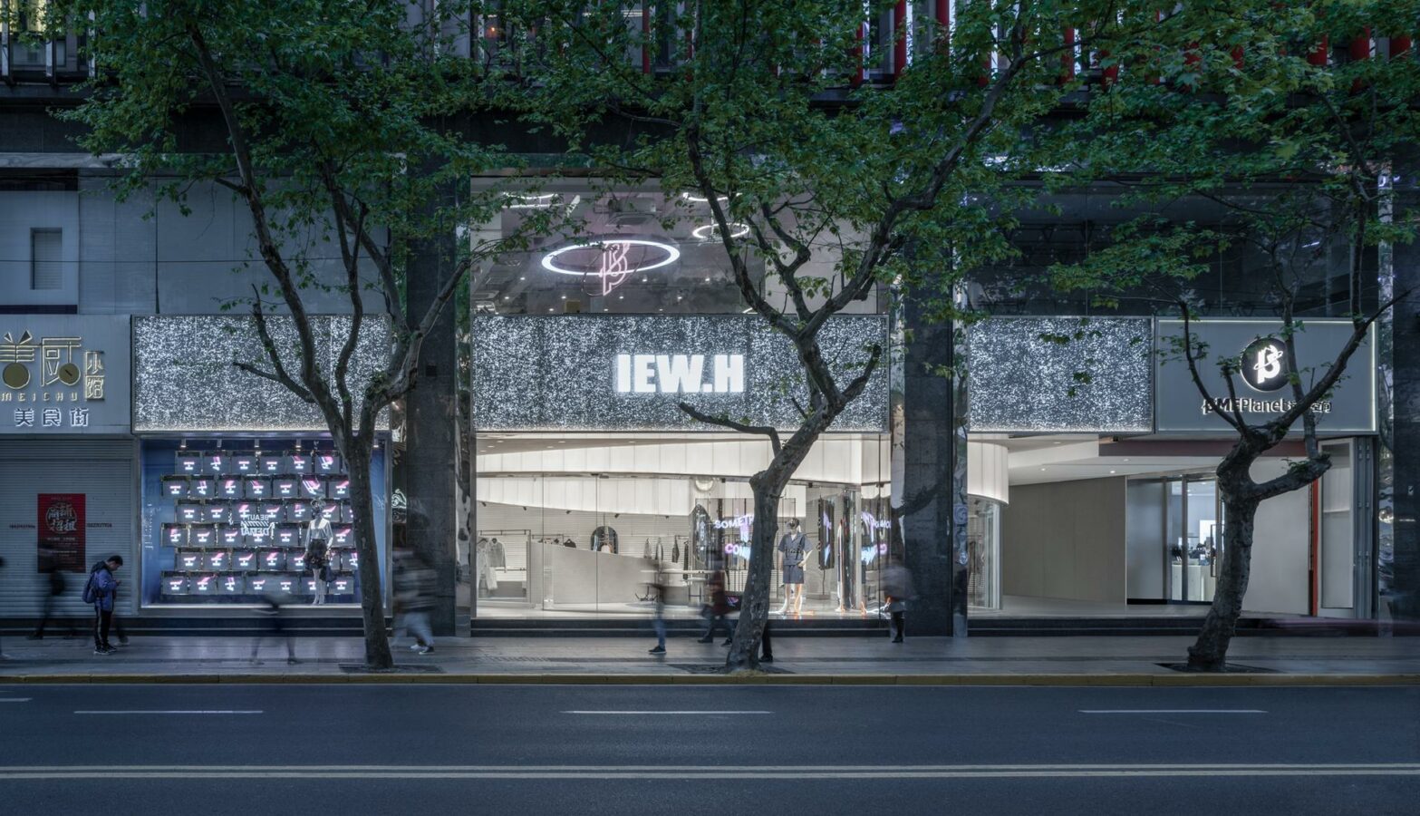 Der Flagship-Store hat einen unverkennbaren Look, dieser lässt sich dank der neutralen Farben aber auch gut mit Pop-Up-Aktionen und Events verbinden. (Foto: CreatAR Images/Kokaistudios)