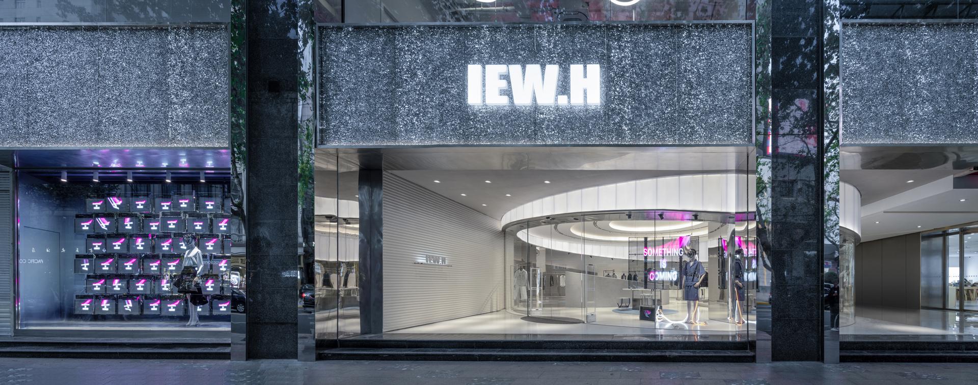 Der Flagship-Store hat einen unverkennbaren Look, dieser lässt sich dank der neutralen Farben aber auch gut mit Pop-Up-Aktionen und Events verbinden. (Foto: CreatAR Images/Kokaistudios)