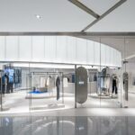 Der Flagship-Store hat einen unverkennbaren Look, dieser lässt sich dank der neutralen Farben aber auch gut mit Pop-Up-Aktionen und Events verbinden. (Foto: CreatAR Images/Kokaistudios)