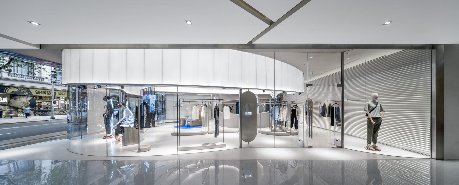 Der Flagship-Store hat einen unverkennbaren Look, dieser lässt sich dank der neutralen Farben aber auch gut mit Pop-Up-Aktionen und Events verbinden. (Foto: CreatAR Images/Kokaistudios)