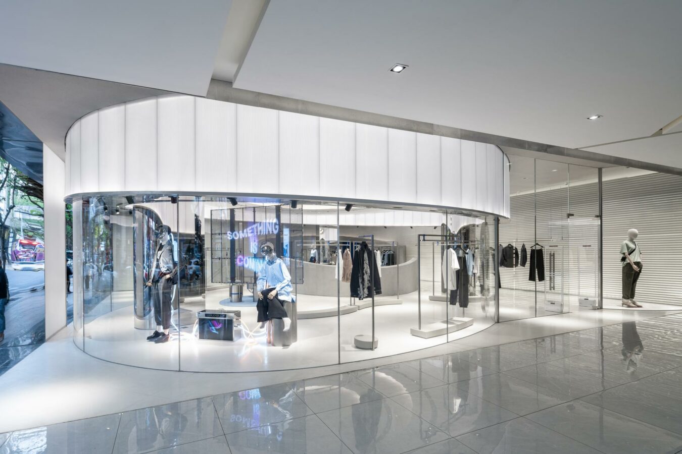 Der Flagship-Store hat einen unverkennbaren Look, dieser lässt sich dank der neutralen Farben aber auch gut mit Pop-Up-Aktionen und Events verbinden. (Foto: CreatAR Images/Kokaistudios)