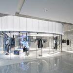 Der Flagship-Store hat einen unverkennbaren Look, dieser lässt sich dank der neutralen Farben aber auch gut mit Pop-Up-Aktionen und Events verbinden. (Foto: CreatAR Images/Kokaistudios)