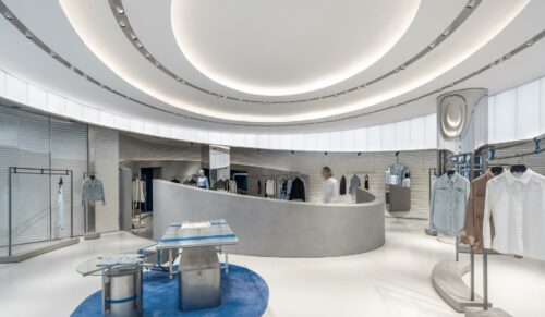 Der Flagship-Store hat einen unverkennbaren Look, dieser lässt sich dank der neutralen Farben aber auch gut mit Pop-Up-Aktionen und Events verbinden. (Foto: CreatAR Images/Kokaistudios)