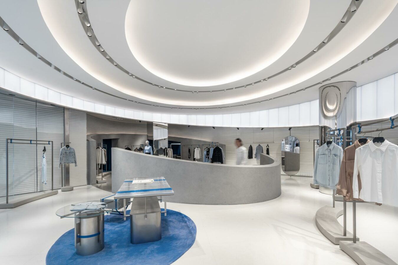 Der Flagship-Store hat einen unverkennbaren Look, dieser lässt sich dank der neutralen Farben aber auch gut mit Pop-Up-Aktionen und Events verbinden. (Foto: CreatAR Images/Kokaistudios)
