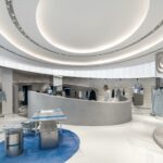Der Flagship-Store hat einen unverkennbaren Look, dieser lässt sich dank der neutralen Farben aber auch gut mit Pop-Up-Aktionen und Events verbinden. (Foto: CreatAR Images/Kokaistudios)