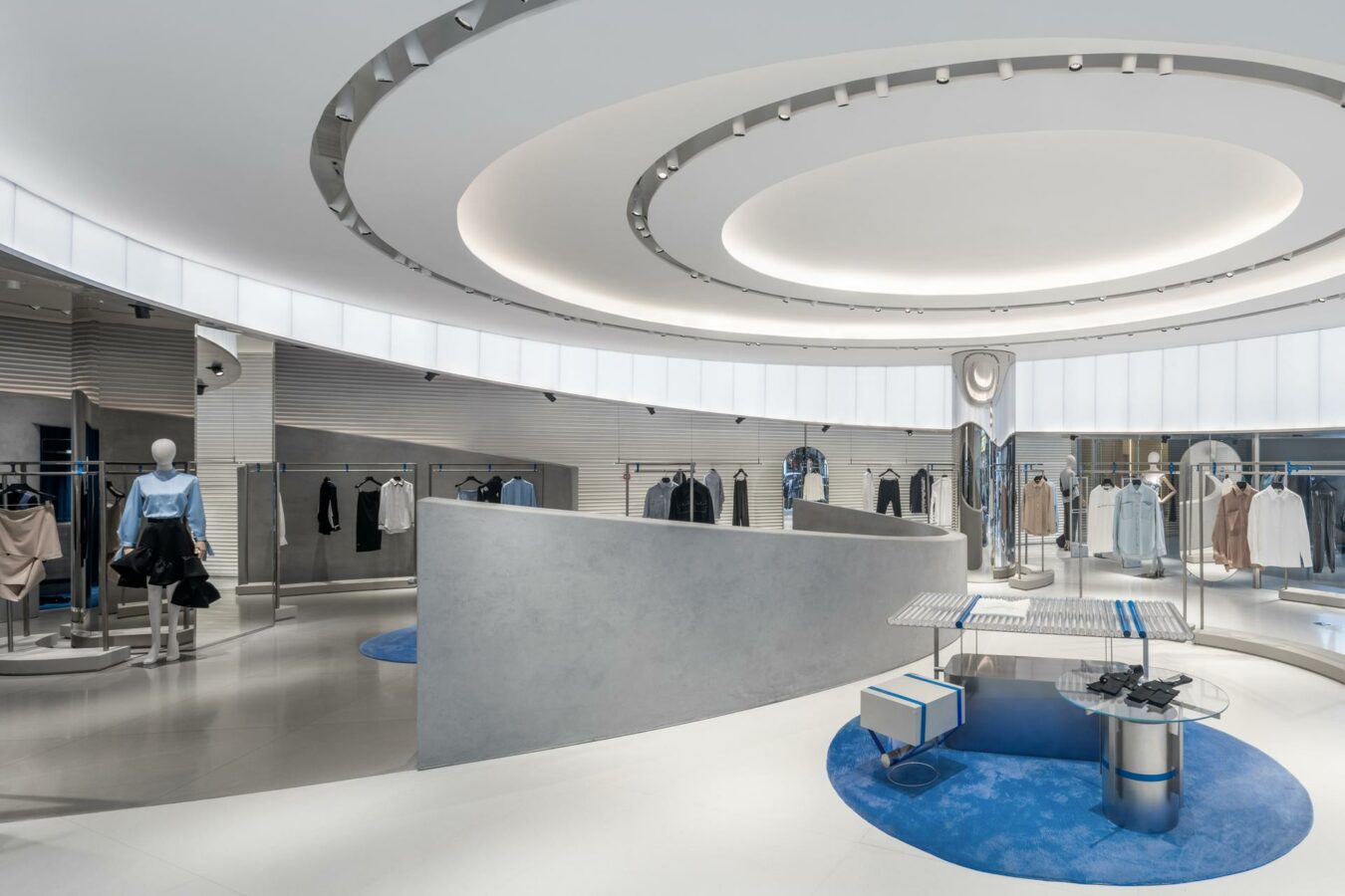 Der Flagship-Store hat einen unverkennbaren Look, dieser lässt sich dank der neutralen Farben aber auch gut mit Pop-Up-Aktionen und Events verbinden. (Foto: CreatAR Images/Kokaistudios)