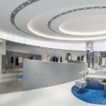 Der Flagship-Store hat einen unverkennbaren Look, dieser lässt sich dank der neutralen Farben aber auch gut mit Pop-Up-Aktionen und Events verbinden. (Foto: CreatAR Images/Kokaistudios)