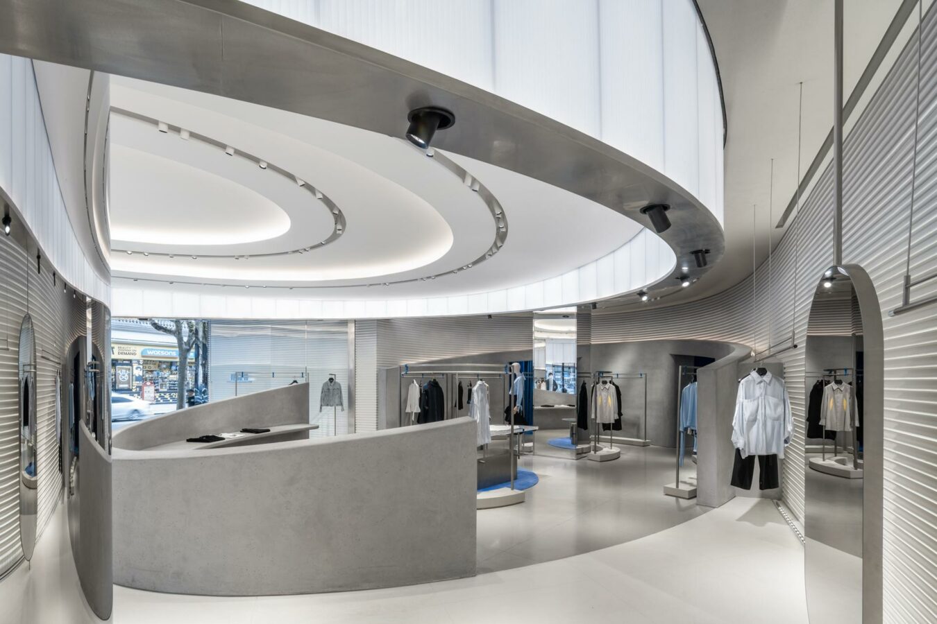 Der Flagship-Store hat einen unverkennbaren Look, dieser lässt sich dank der neutralen Farben aber auch gut mit Pop-Up-Aktionen und Events verbinden. (Foto: CreatAR Images/Kokaistudios)