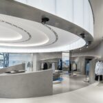 Der Flagship-Store hat einen unverkennbaren Look, dieser lässt sich dank der neutralen Farben aber auch gut mit Pop-Up-Aktionen und Events verbinden. (Foto: CreatAR Images/Kokaistudios)