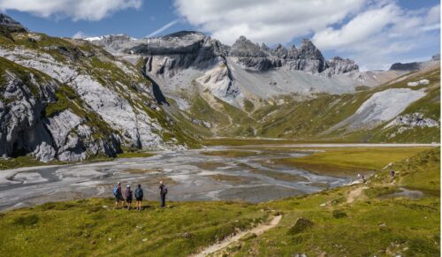 Wandern ist in der Schweiz besonders beliebt. Die Sport2000 lockt im Rahmen einer Kampagne Wanderlustige auf atemberaubende Routen. (Foto: ANWR Garant Swiss)