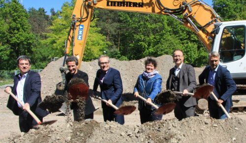 Gemeinsam beim symbolischen Spatenstich (von links): Matthias Grevener (ANWR Group), Andreas Moll (Asics), Roland Wagner (Nike), Ruth Disser (Bürgermeisterin von Mainhausen), Fritz Terbuyken (ANWR Group) und Thorsten Mleczinski (MHT). (Foto: ANWR)