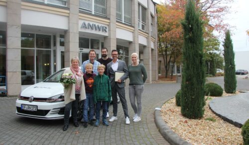 Die Gewinnerin Claudia Häming (links) ist Kundin im Schuhhaus Pettrup in Haltern am See. (Foto: ANWR). 