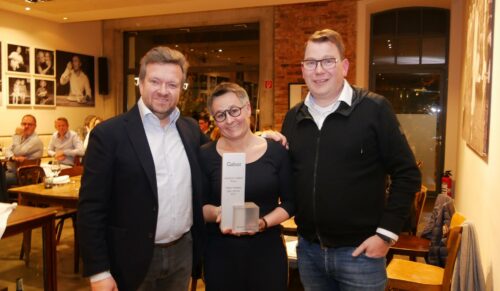 Achim Gabor (links) übergibt den ’Joachim Gabor-Preis‘ an Claudia und CorneliusSchnabel (Foto: Gabor Shoes)