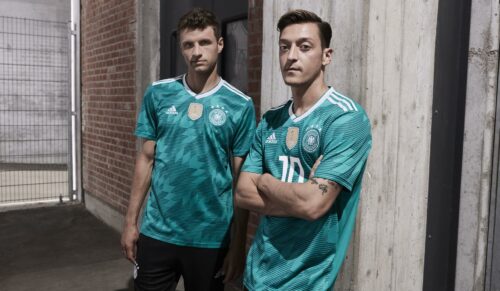 Thomas Müller und Mesut Özil im neuen Auswärtstrikot des DFB-Ausrüsters Adidas (Foto: Adidas)