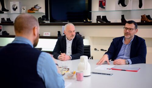 Ara-Vorstand Kresimir Zovak (re.) und Vertriebsleiter Frank Lüttig im Gespräch mit schuhkurier-Redakteur Helge Neumann (Foto: Redaktion)