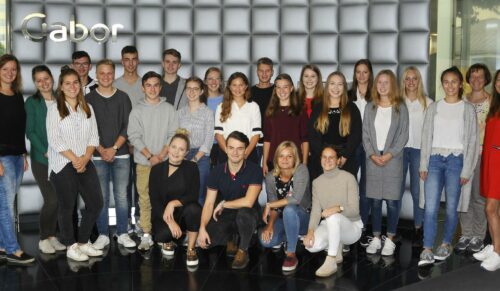 Gleich 17 neue Azubis starteten bei Gabor ins Berufsleben – hier beim Gruppenfotomit Kollegen aus der Personalabteilung und Mitarbeitervertretung. (Foto: Gabor)