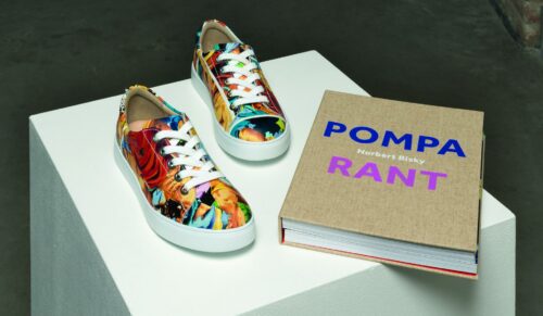 Für das Design des Komfortschuh ordnete Norbert Bisky seine Kunstwerke neu an. (Foto: Finn Comfort)