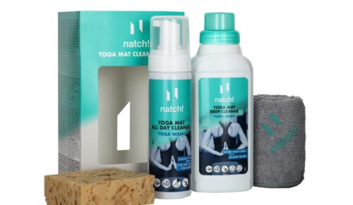 Das natch! Yoga Mat Cleaning Set mit einem Tiefen- und einem Oberflächenreiniger sorgt für saubere, hygienisch frische Yoga- und Trainingsmatten aus PVC, TPE oder Naturkautschuk. (Foto: BNS)