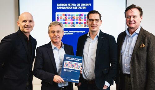 Andreas Unger (Hutter & Unger), Prof. Dr. Siegfried Jacobs (BTE/BDSE), Dr. Oliver Benner (Outfits24/Schuhe24) und Uwe Seibicke (Hachmeister + Partner) stellen die aktuelle Fashion Retail-Studie mit Blick auf das Jahr 2020 vor (v.l.). (Foto: BDSE)