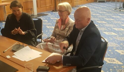 Am 20. August unterschrieben BLE-Präsidentin Nina Kiesow (l.),BDSE-Präsidentin Brigitte Wischnewski und BTE-Präsident Steffen Jostden Verschmelzungsvertrag. (Foto: BTE)