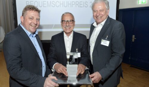 Bequemschuhpreis 2019/ 8. Bequemschuh-Symposium in Zeulenroda. Preisträger ist Dr. Norbert L. Becker (Mitte), Geschäftsführender Gesellschafter fair2feed, rechts Michael Zoller, Markenleiter bei Berkemann, links Thomas Bauerfeind, Geschäftsführer Berkemann Gruppe (Foto: Volkmar Heinz)
