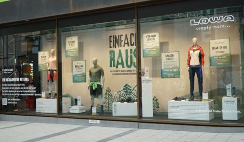 Microadventure-Schaufenster im Sporthaus Schuster München (Foto: Lowa)