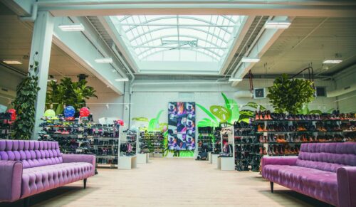 Viel Raum für Schuhe, Tageslicht und eine angenehme Atmosphäre dominieren den neuen Bödeker-Store in Freiburg. (Foto: Bödeker)