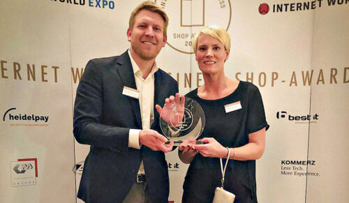 Glückliche Preisträger des Internet World Business Shop-Awards: Dominik Sibum (Teamleiter User Experience) und Nina Moths (Abteilungsleiterin Digital Content Marketing) (beide von Bonprix). (Foto: Bonprix)