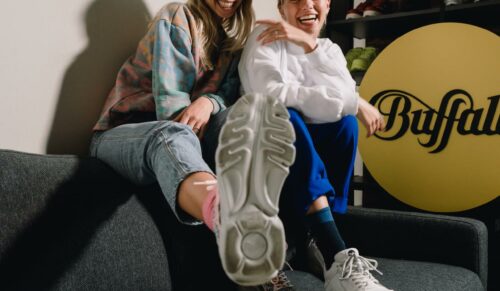 Lisa und Lena entwerfen für Buffalo eine Limited Edition. (Foto: Frederic Fisch /Buffalo)