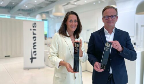 Cathleen Burghardt (Head of Marketing, Tamaris) und Jens Beining (CEO der Wortmann Gruppe) (Foto: Wortmann) 