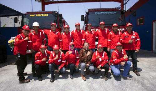 Das Team der Candi Fire Station. (Foto: Ecco)