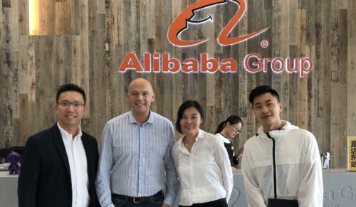 Zwei Manager von Tmall empfangen in der Alibaba-Zentrale in Hangzhou den Caprice-Geschäftsführer Jürgen Cölsch und die Repräsentantin der Pirmasenser Damenschuhmarke für China, Rui Sun. (Foto: Caprice)