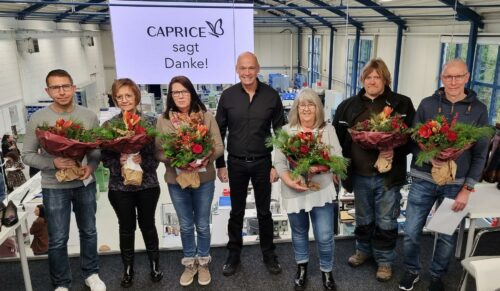 Die Ehrung langjähriger und verdienter Mitarbeiter stand im Mittelpunkt einer kleinen Weihnachtsfeier in der Produktionshalle der Caprice Schuhfabrik. v.l.n.r.: Thorsten Krebs (10 Jahre Betriebszugehörigkeit), Yolande Feith (20), Cornelia Pouncey (20), Jürgen Cölsch, Isolde Resch (27), Peter Schaaf (20) und Wendelin Unnold (25). (Foto: Caprice)
