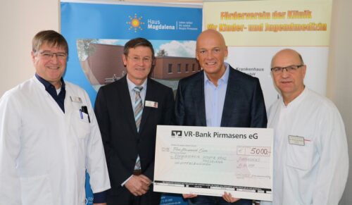 Dr. med. Carsten Henn, Vorstand des Fördervereins des Hospiz Haus Magdalena, Erwin Merz, stellvertretender Geschäfstführer des städtischen Krankenhauses Pirmasens und Dr. med. Hans-Georg Kläber, Chefarzt der Pirmasenser Kinderklinik erhalten den symbolischen Spendenscheck von Jürgen Cölsch, geschäftsführender Gesellschafter von Caprice. (Foto: Caprice)