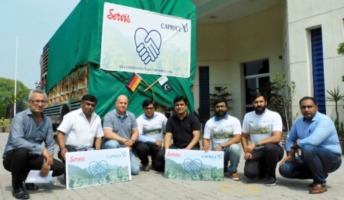 Der für die pakistanische Schuhfertigung zuständige Produktmanager Stefan Mayer ist nach Pakistan gereist, um die Caprice-Hilfe vor Ort zu organisieren. Im Bild Stefan Mayer (3.v.l.) und Mitorganisator Hassan Ehsan (5.v.l.) gemeinsam mit dem Organisationsteam der Hilfsaktion.  (Foto: Caprice)