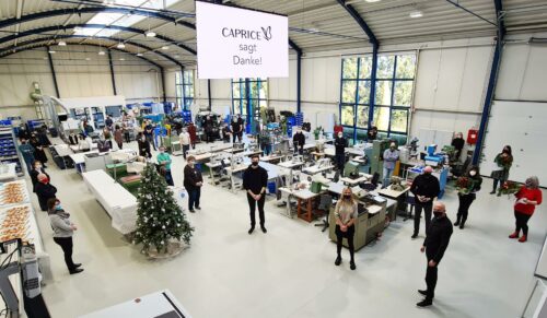 Caprice dankt seinen Mitarbeiterinnen und Mitarbeitern. (Foto: Caprice)