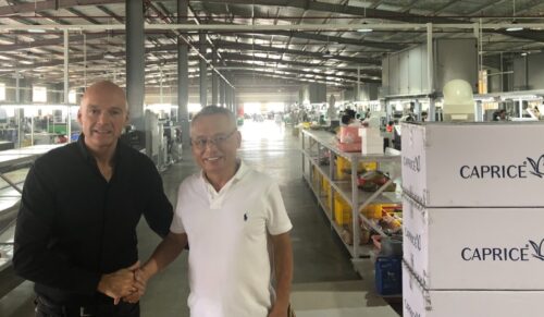 Jürgen Cölsch (geschäftsführender Gesellschafter Caprice) und Adam Yang (Inhaber Mountain Top Global Ltd.) der neuen Schuhfabrik in Myanmar, in der zukünftig über 2.000 Frauen und Männer arbeiten sollen. (Foto: Caprice)