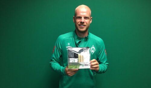 Davy Klaassen mit dem Carbon Schuhpflegeset „Werder Bremen“ von Collonil. (Foto: Collonil)