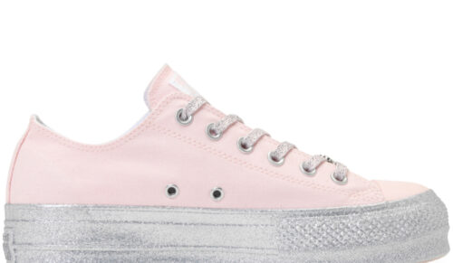 Converse hat sich mit Pop-Sängerin Miley Cyrus zusammen getan. Das Ergebnis ist farbenfroh, glitzernd und mädchenhaft. (Foto: Converse)