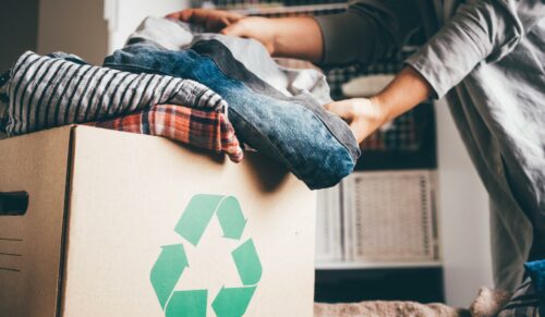 Laut des Circular Fashion Index 2022 der Managementberatung Kearney recyceln nur sieben Prozent der Modehersteller regelmäßig ihre Materialien. (Foto: Mariia Korneeva/Shutterstock)